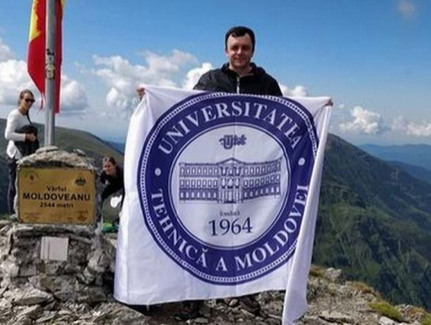 Молдавский преподаватель развернул флаг Политехнического института на вершине «румынского Эвереста"