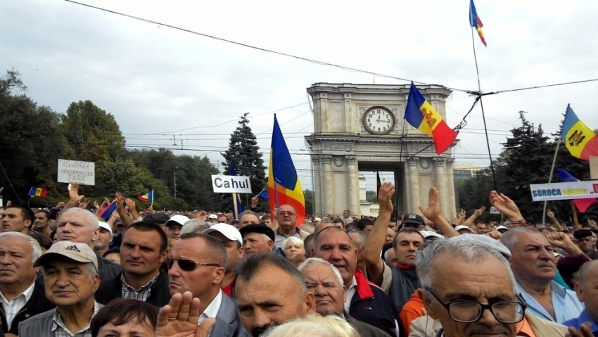 Протестующим предложили переместить свои палатки в кабинеты Стрельца и Канду