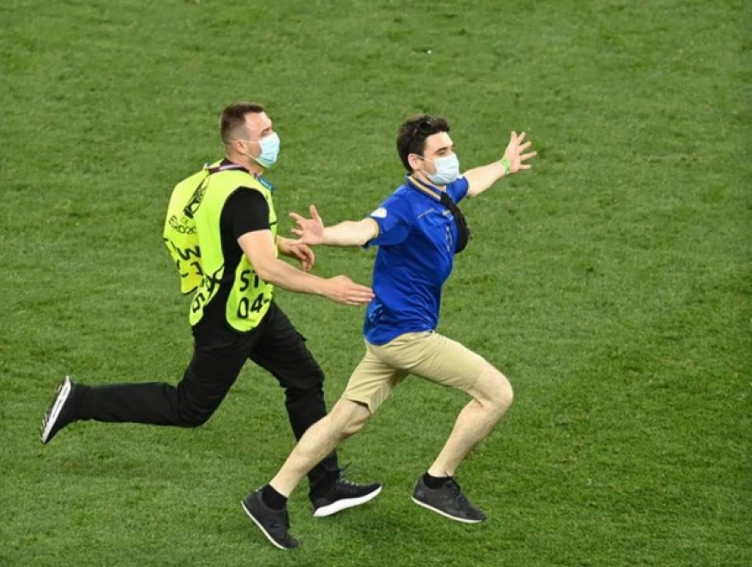 Молдавский болельщик выбежал на поле во время матча Франция – Швейцария