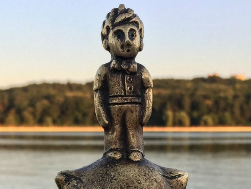 Необычную статую Маленького принца открыли в центральном парке Кишинева
