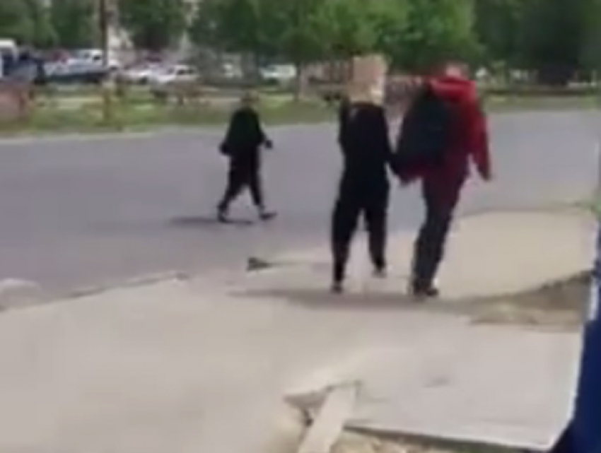 Провинившуюся девушку с пакетом на голове «выгулял» кишиневец на видео 