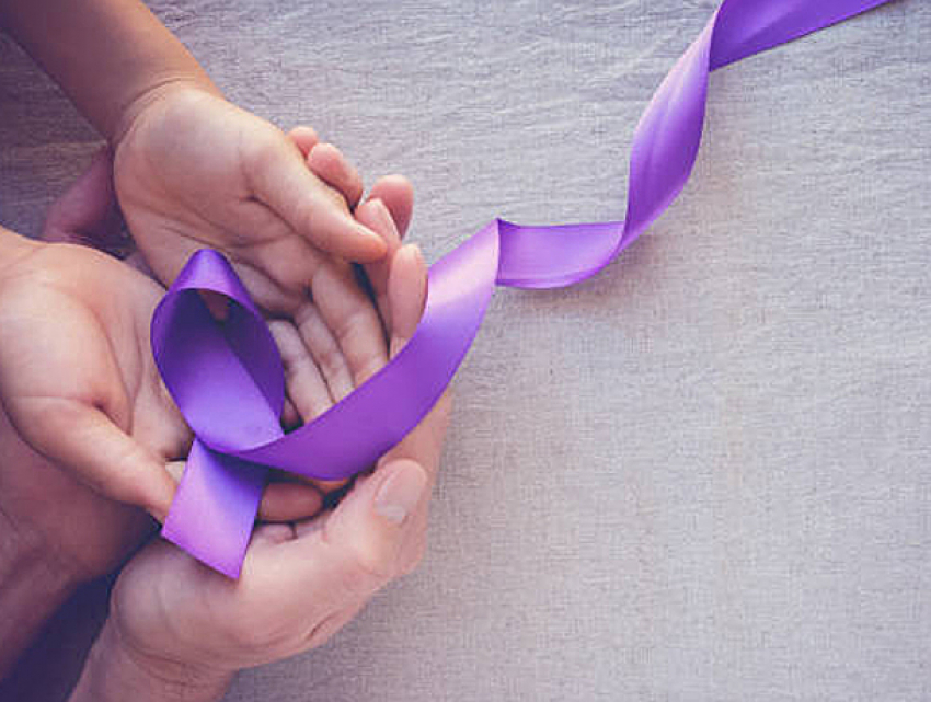 Фиолетовые ленточки будут носить медики Кишинева в знак солидарности с побитым врачом 