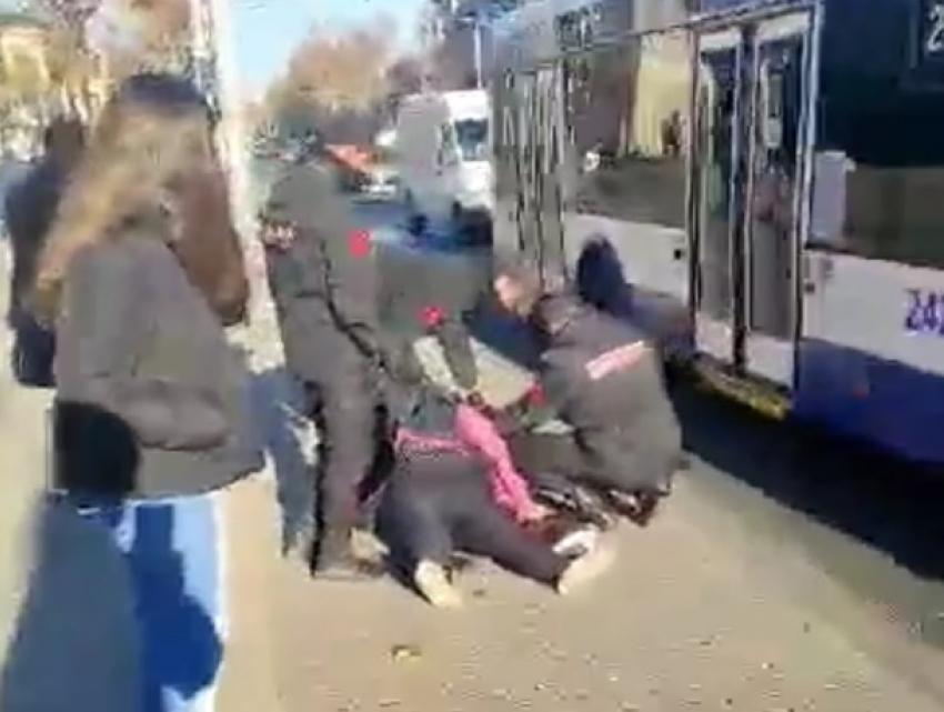 Женщина, не надевшая маску перед посадкой в троллейбус, упала в обморок во время скандала