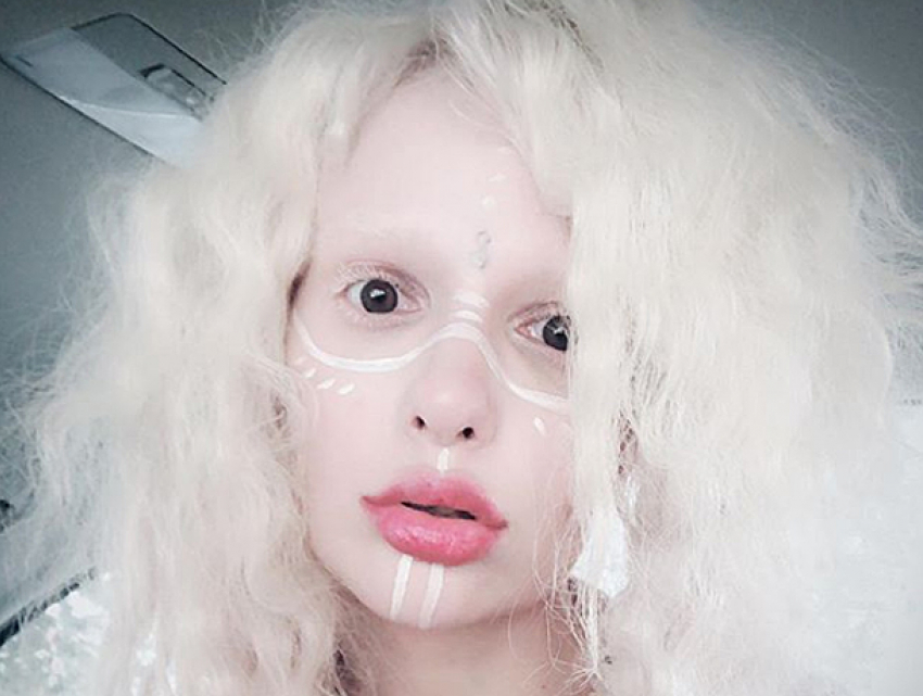 Девушка-альбинос из Одессы раскрыла тайну экстравагантной внешности в шоу «Холостяк"