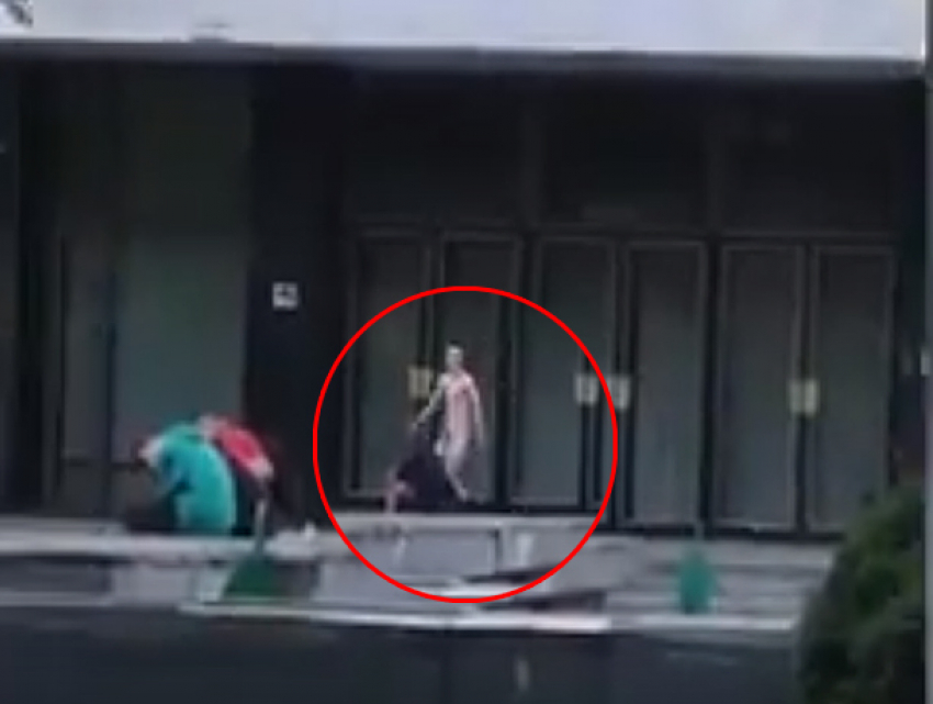 Прогулка абсолютно голого парня шокировала отдыхающих в центре Кишинева 