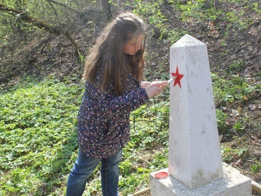 Памятник расстрелянным фашистами патриотам установили на кладбище парашютистов в Кишиневе