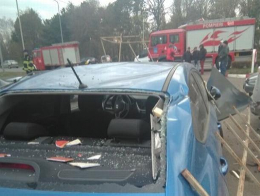 Сорванная с одной из кишинёвских бензозаправок крыша упала на автомобили и повредила их
