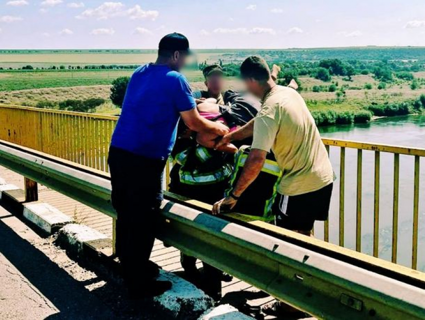 Женщина пыталась спрыгнуть с моста в Криулянах – ее спасли в последний момент  