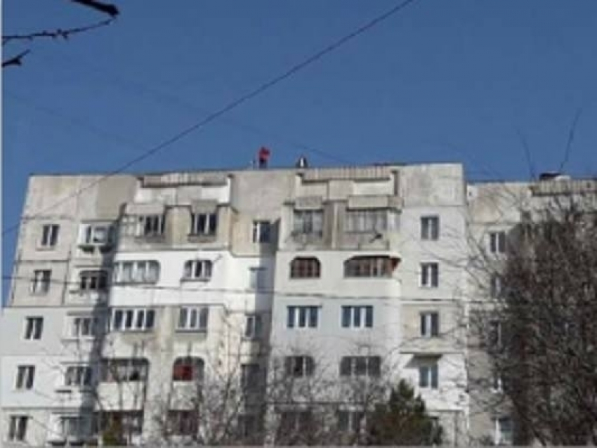 В Оргееве 15-летняя девочка попыталась сброситься с крыши 9-этажного дома