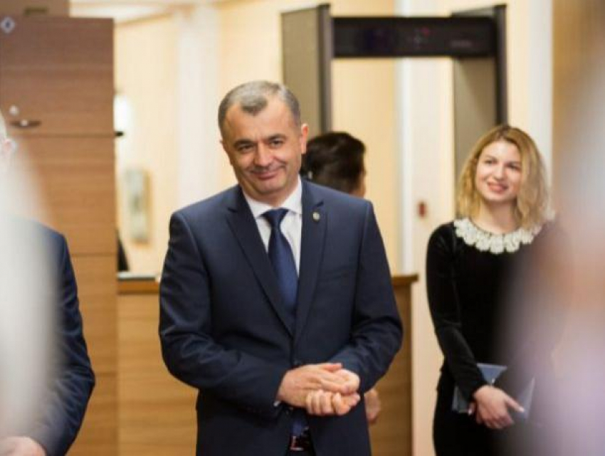 Премьер-министра Молдовы поздравили колядующие из его родного села