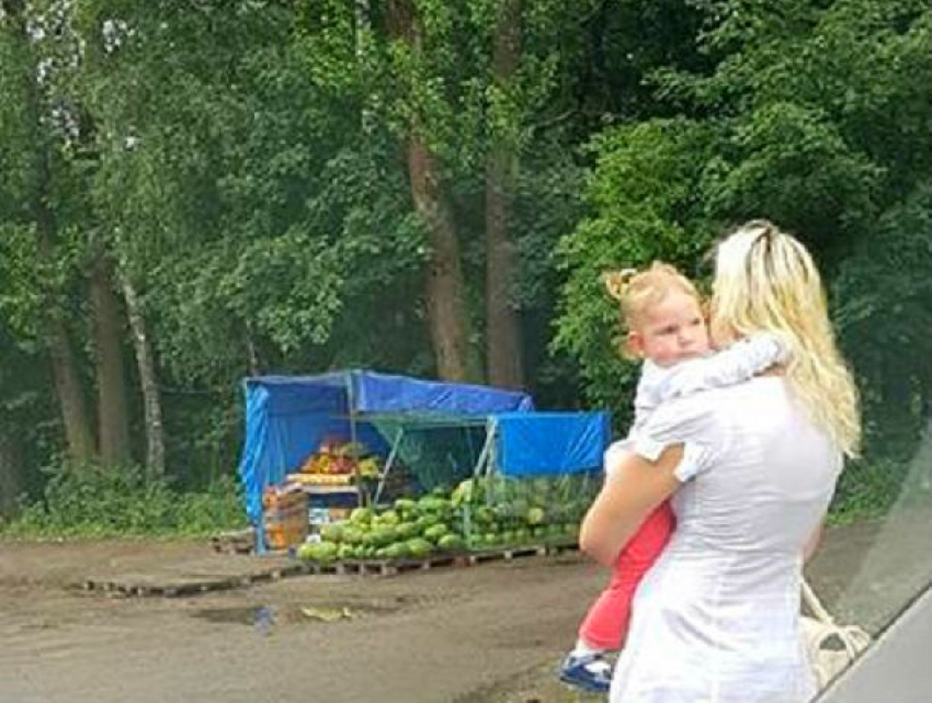 Блондинка с двухлетней дочерью на руках занималась проституцией на украинской трассе