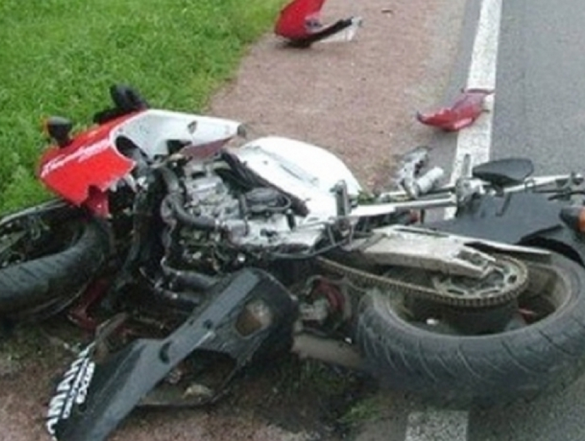 Мотоциклист наехал на пешехода и погиб в Окнице