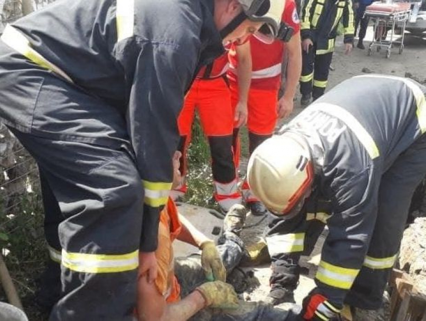 В Теленештах рабочего завалило землей – потребовалась помощь спасателей 