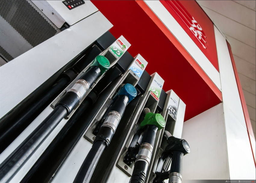Регулировка цен от НАРЭ: нефть дешевеет, а топливо в Молдове дорожает