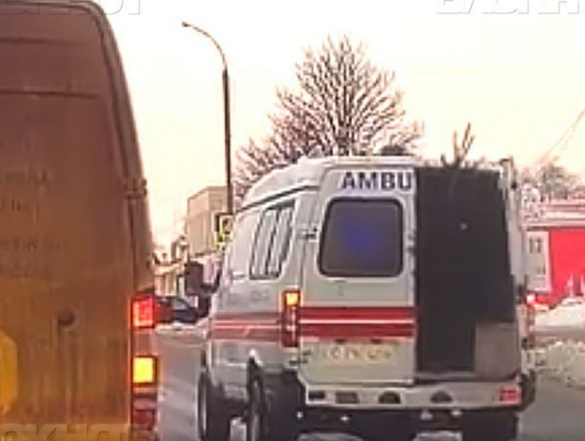 Водитель «скорой", перевозивший елку, оправдался прошедшими в Кишиневе снегопадами 