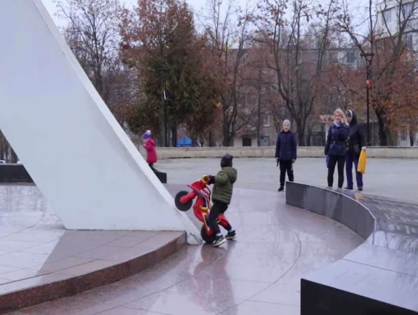 Афганский мемориал в Кишиневе - свастики, непристойные граффити и не смотрящие за детьми родители