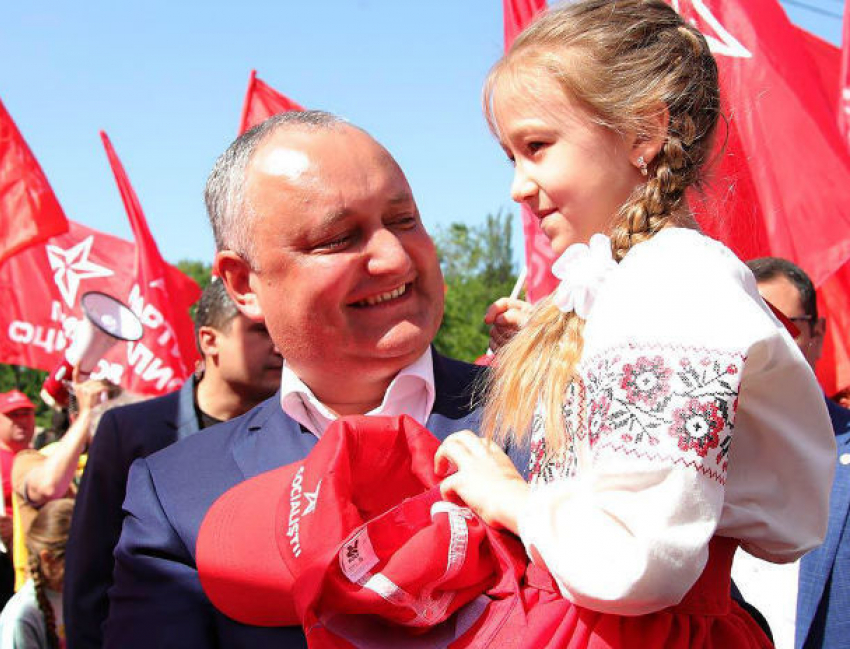 «Хороший признак» увидел президент Молдовы, возглавивший колонну первомайского шествия