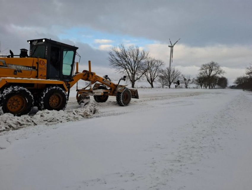 Ночная битва со снегом: дороги Молдовы остаются проходимыми благодаря спецтехнике