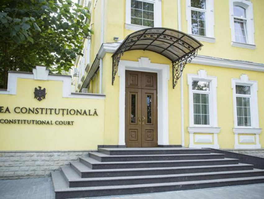 Более 80 неправительственных организаций требуют отставки судей Конституционного суда