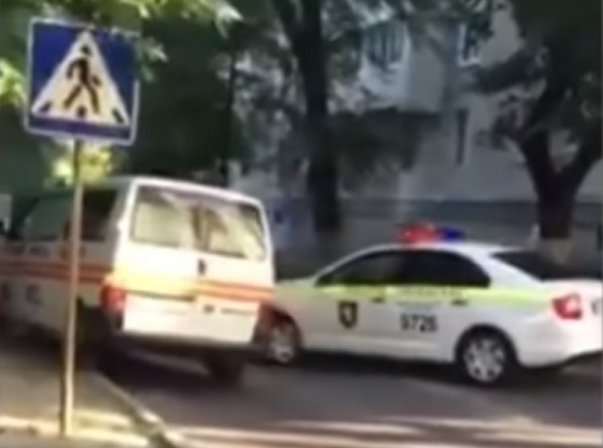 В центре Кишинева «скорой» пришлось объезжать машину полиции по тротуару