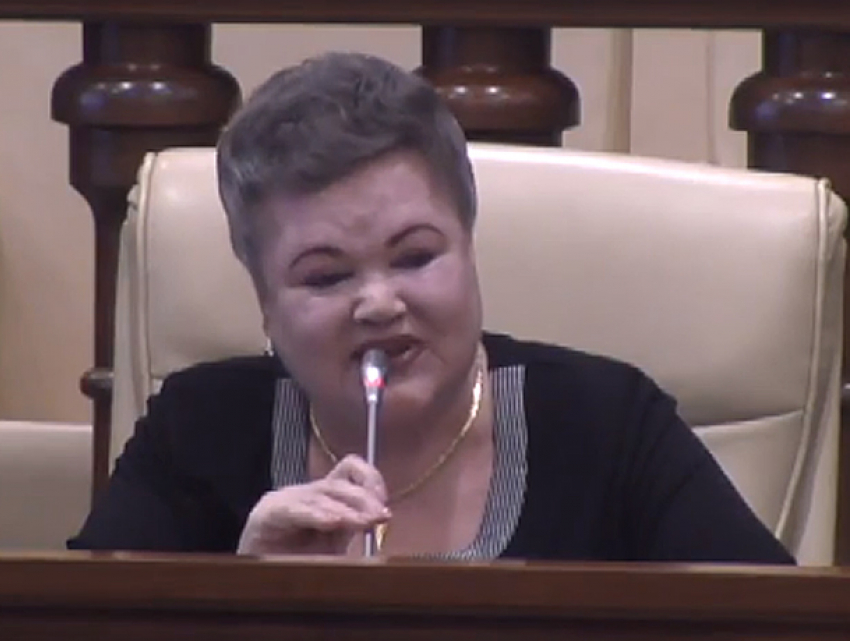 Елена Хренова произвела фурор, поздравив депутатов с 23 февраля на заседании парламента 
