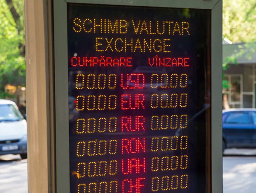 Евро дешевеет, доллар дорожает
