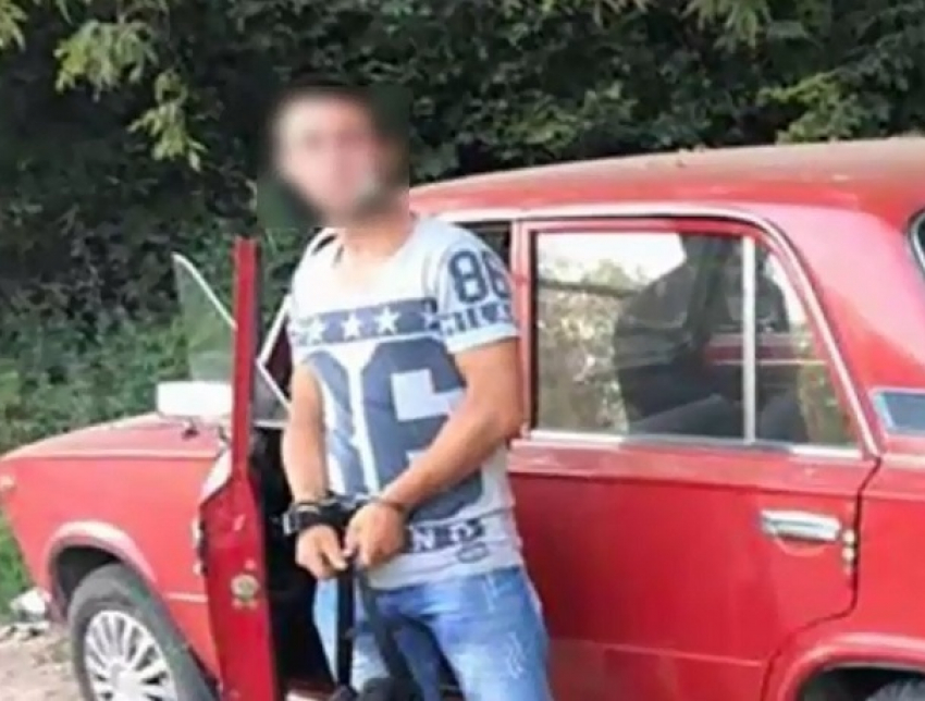 Серийного угонщика советских автомобилей схватили в столице и показали на видео