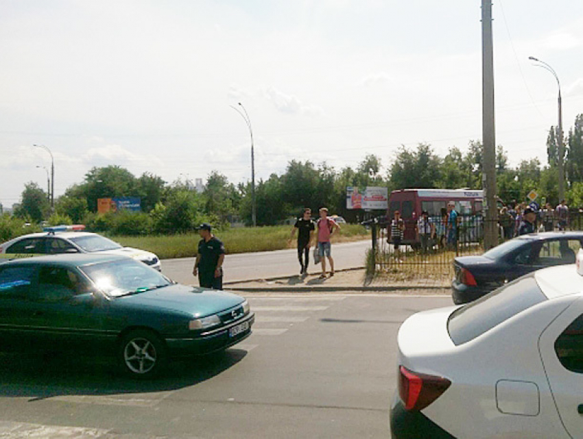 Юный водитель спешил на вокзал и сбил женщину на зебре в Кишиневе