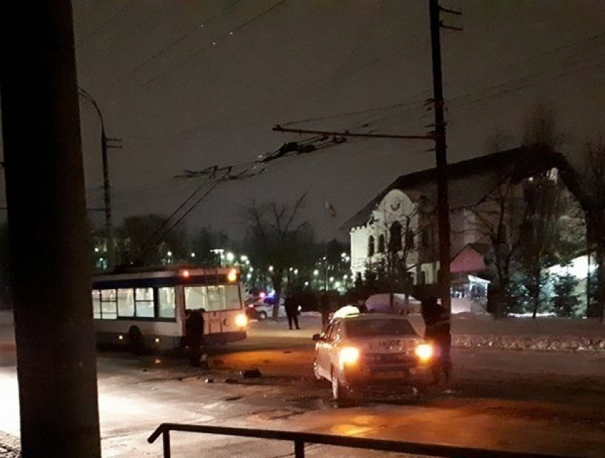 Такси врезалось в троллейбус у посольства Украины в Кишиневе