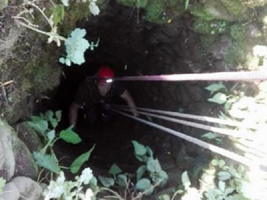 Упавшая в глубокую яму женщина была спасена благодаря очевидцам инцидента