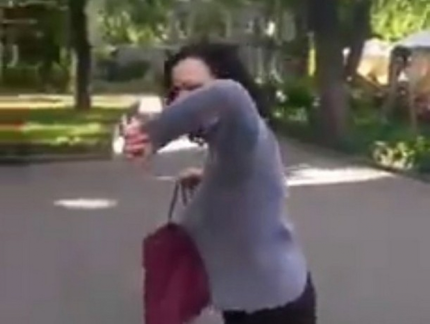 Внезапные объятия неадекватной женщины напугали мать с двумя детьми в центре Одессы
