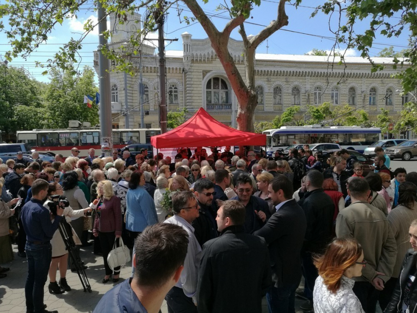 Сотни жителей Кишинева атаковали палатку для сбора подписей в пользу отставки Киртоакэ