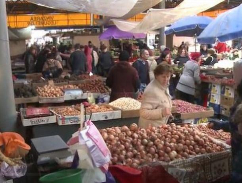 В Кишиневе женщина нашла на базаре почти 1000 евро и отнесла деньги администрации рынка