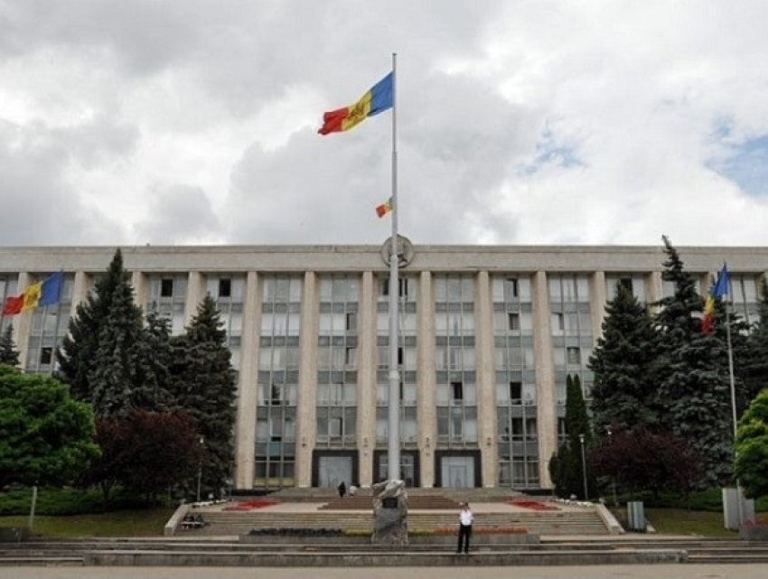 «Золотой» ремонт: правительство Молдовы потратит миллионы леев на паркет и лифты в здании