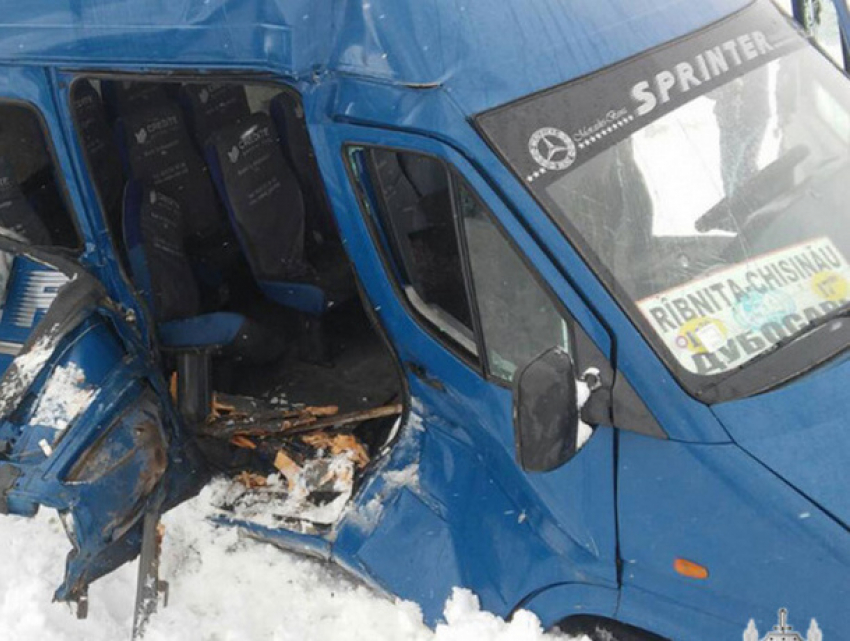 Две женщины и мужчина пострадали в жестком столкновении микроавтобуса с легковушкой под Рыбницей