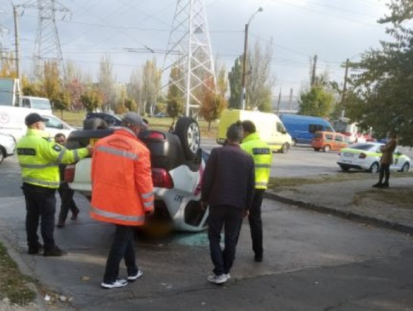 В результате ДТП машины службы такси перевернулась на крышу