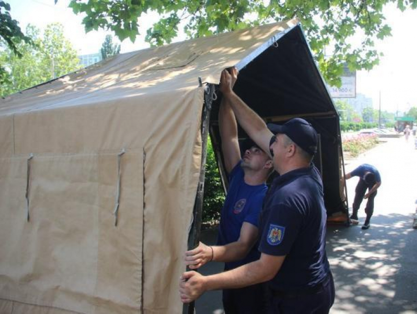 Спасатели начали заново устанавливать палатки экстренной помощи