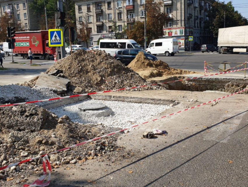 Солдат спит, служба идет: в Кишиневе раскопали поезжую часть и ничего не ремонтируют