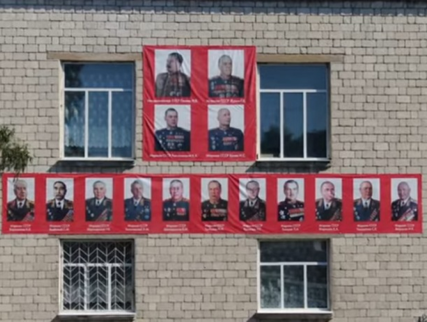 Руки прочь от Сталина! На севере Молдовы портреты вождя народов и маршалов Победы разместили в центре села