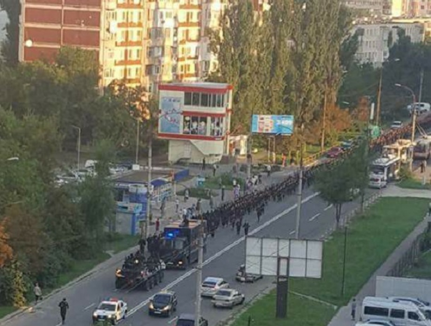 Сотни карабинеров на броневиках со стрельбой испугали жителей Кишинева