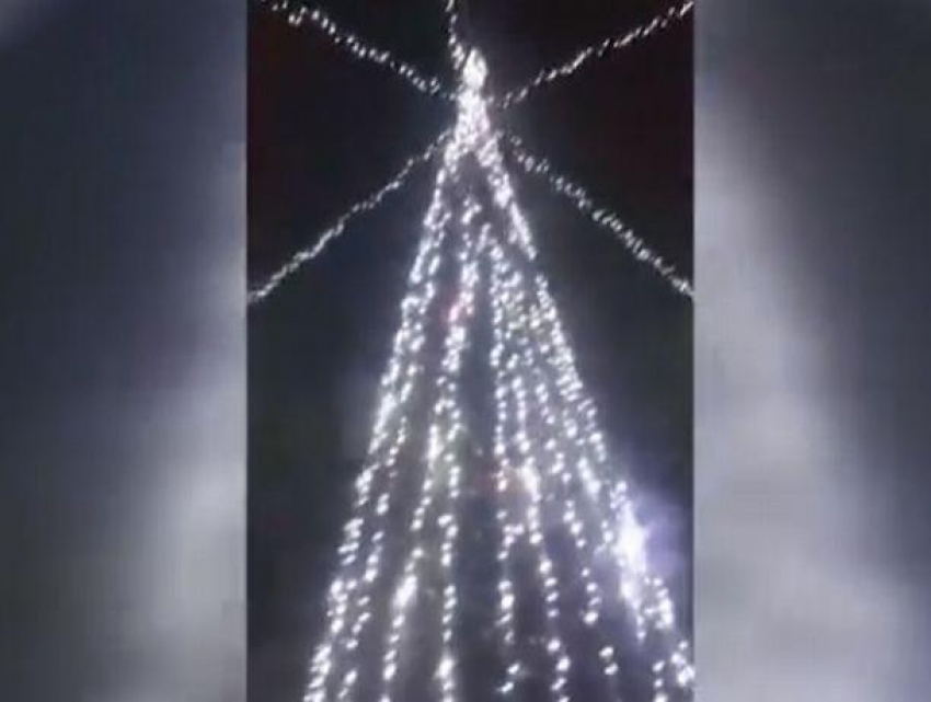 В Штефан-Водэ объявился «Спайдер-Мэн» - голый мужчина забрался на вершину рождественской елки