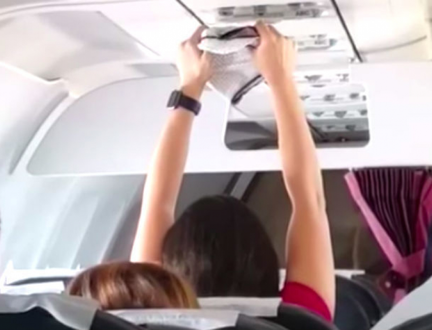 Девушка высушила трусы под вентилятором в самолете на виду у пассажиров: забавное видео