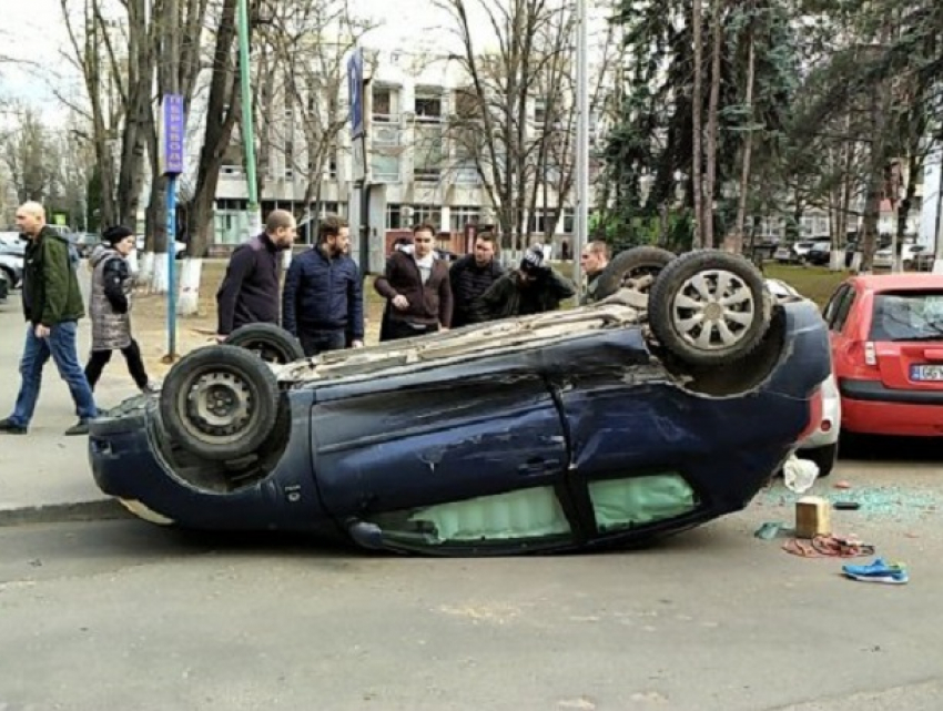 Авария в центре столицы - автомобиль перевернулся на крышу после серии столкновений