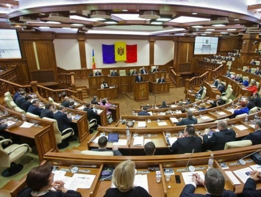 Удивительная спешка: депутаты молдавского парламента собрались принять 50 законов за два дня до каникул