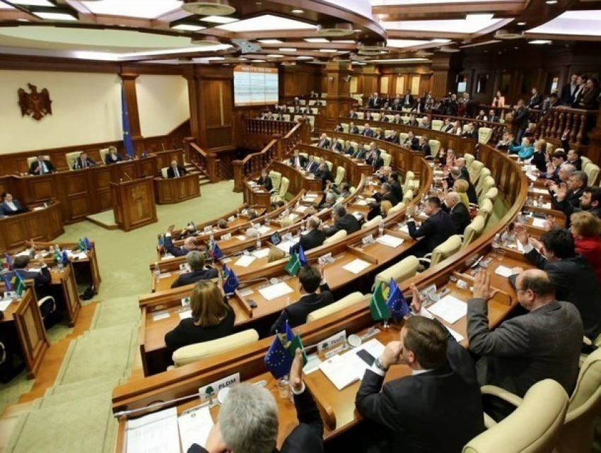 Парламент принял закон о реформе правительства в окончательной редакции