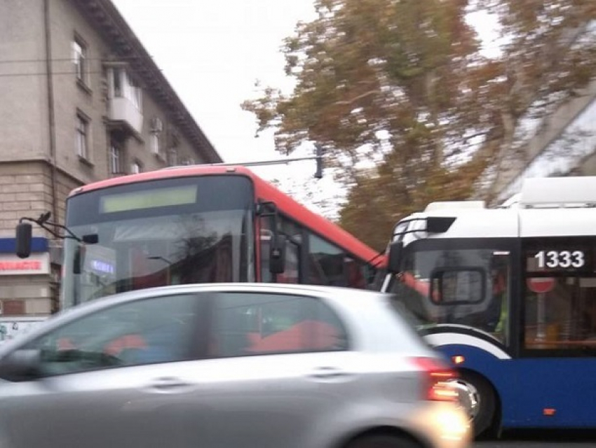 В Кишиневе столкновение троллейбуса и автобуса вызвало грандиозную пробку в центре
