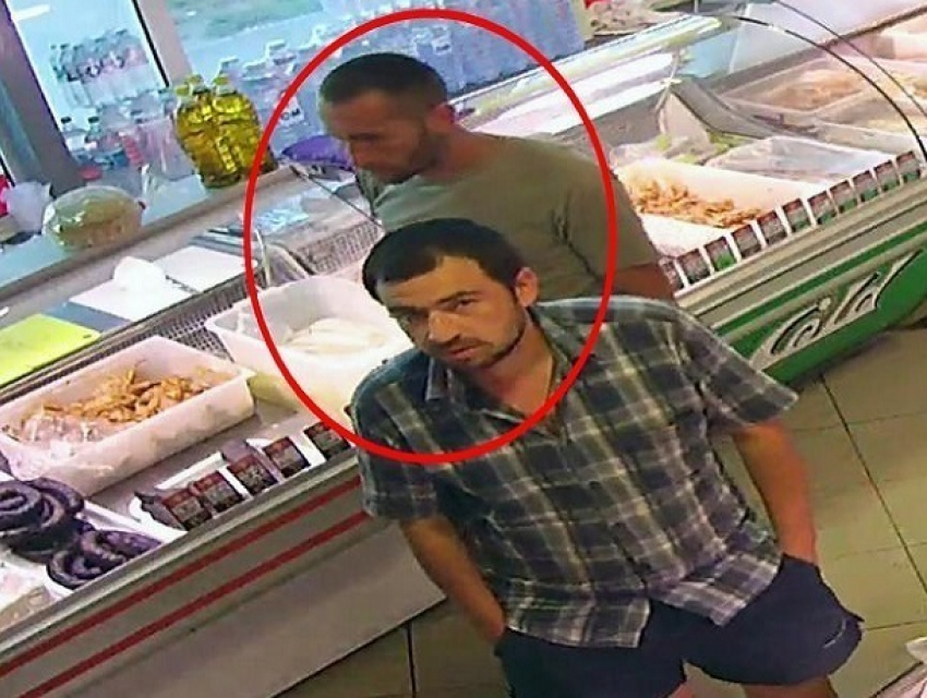 Ограбившие магазин в Кишиневе небритые бандиты в шортах попали на видео
