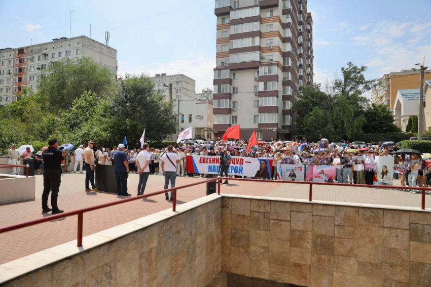 У здания суда прошел митинг сторонников Гуцул