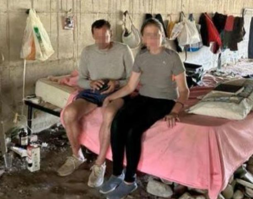 Молдаванка и румын живут в Италии под мостом: «это наш дом»