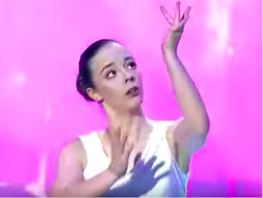 Падение юной молдаванки и ее эмоциональное выступление потрясли жюри шоу «Românii au Talent»